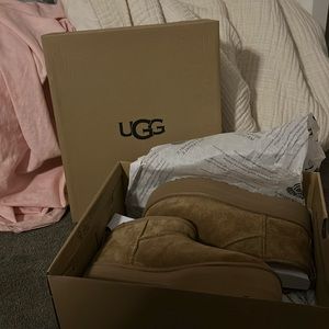 Ugg Ultra Mini Platform *NEVER WOREN* brand new from stock x! Size 7 Women’s